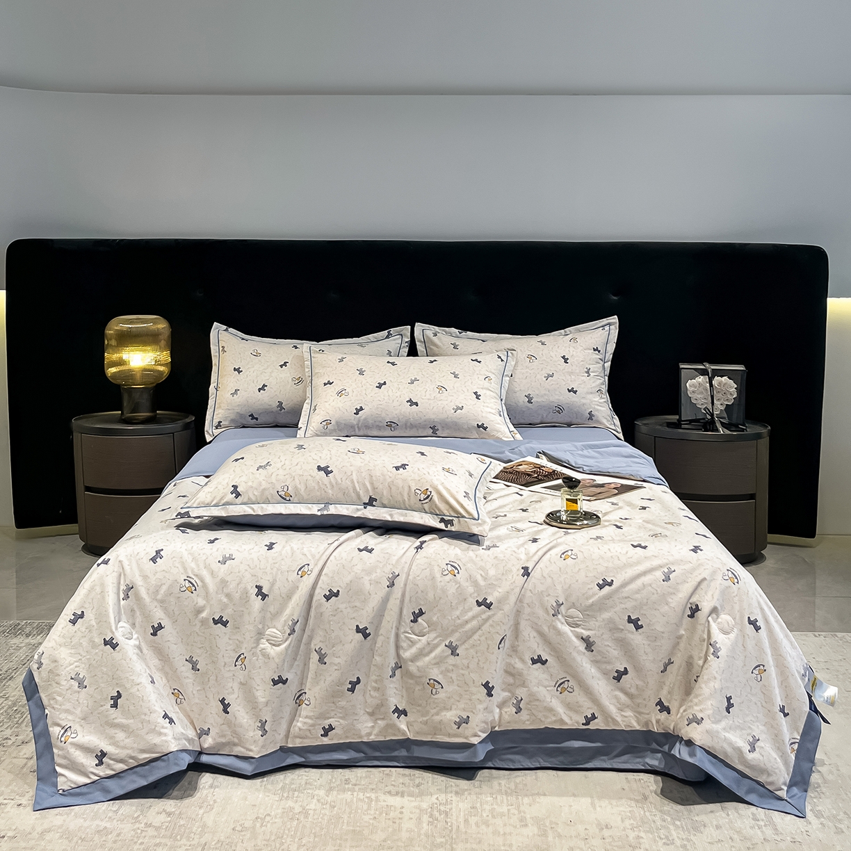 91家纺网 家纺一手货源 找家纺 金梦拉家纺 2026新款凉感天丝竹节纱大宽边一字绣夏被空调被夏凉被四件套 木马蓝