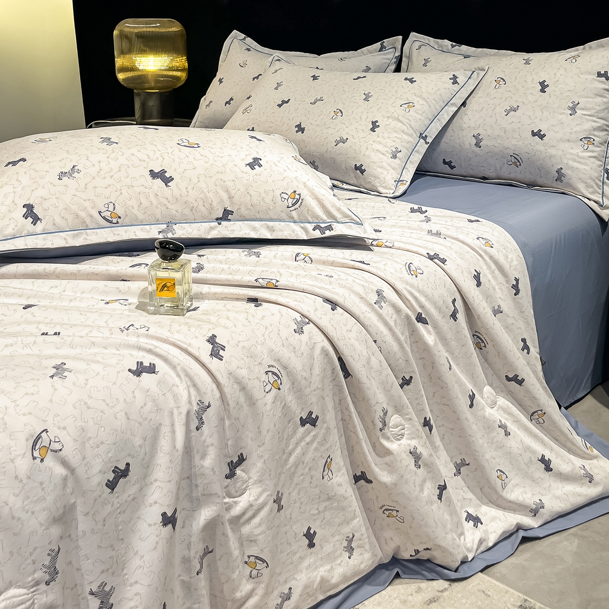 91家纺网 家纺一手货源 找家纺 金梦拉家纺 2026新款凉感天丝竹节纱大宽边一字绣夏被空调被夏凉被四件套 木马蓝