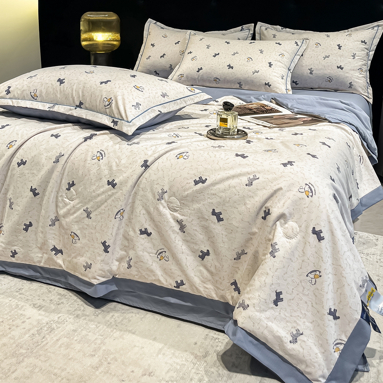 91家纺网 家纺一手货源 找家纺 金梦拉家纺 2026新款凉感天丝竹节纱大宽边一字绣夏被空调被夏凉被四件套 木马蓝