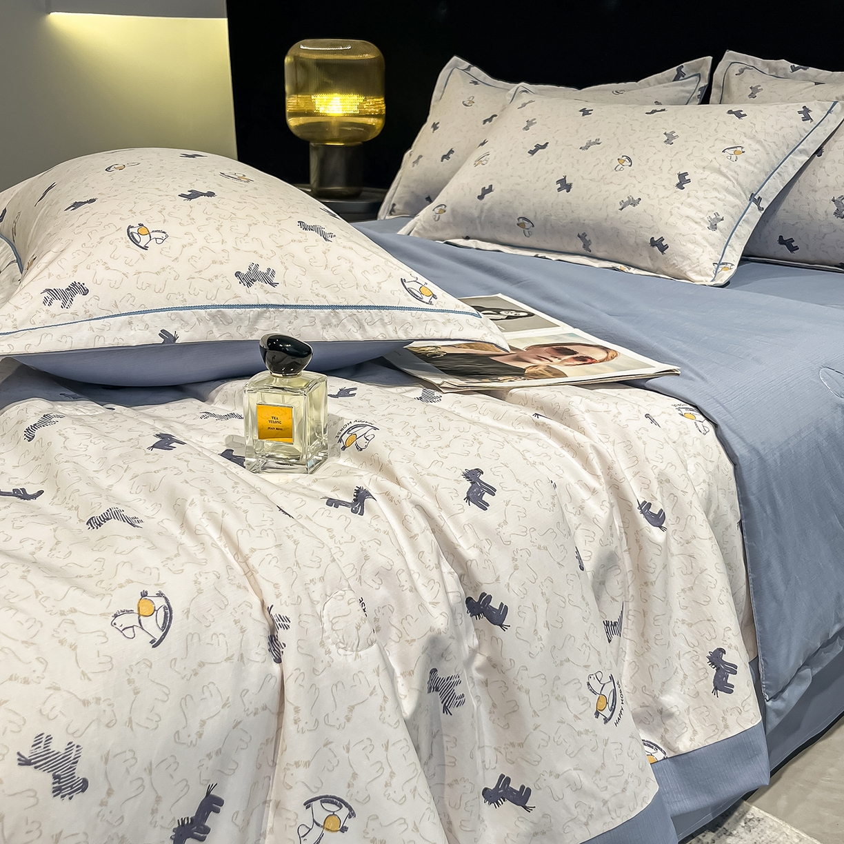 91家纺网 家纺一手货源 找家纺 金梦拉家纺 2026新款凉感天丝竹节纱大宽边一字绣夏被空调被夏凉被四件套 木马蓝