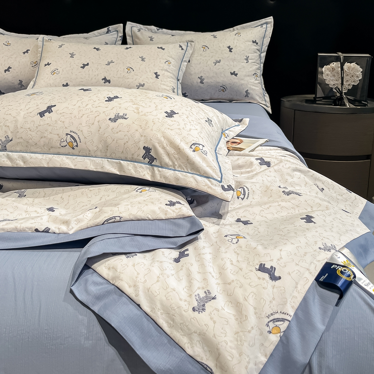 91家纺网 家纺一手货源 找家纺 金梦拉家纺 2026新款凉感天丝竹节纱大宽边一字绣夏被空调被夏凉被四件套 木马蓝