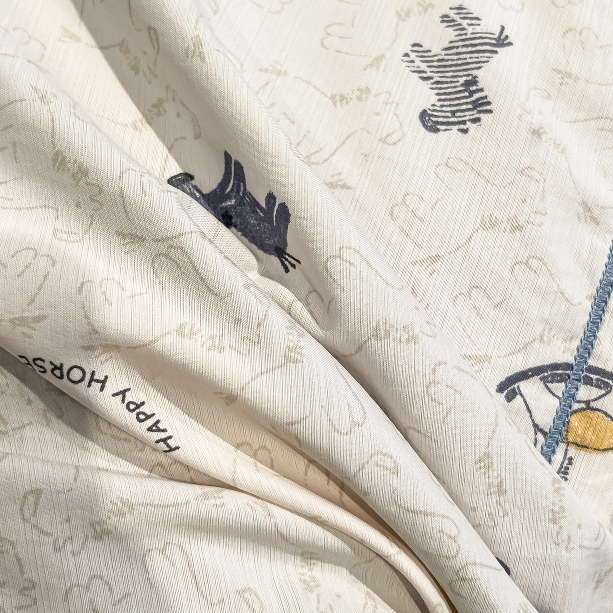 91家纺网 家纺一手货源 找家纺 金梦拉家纺 2026新款凉感天丝竹节纱大宽边一字绣夏被空调被夏凉被四件套 木马蓝