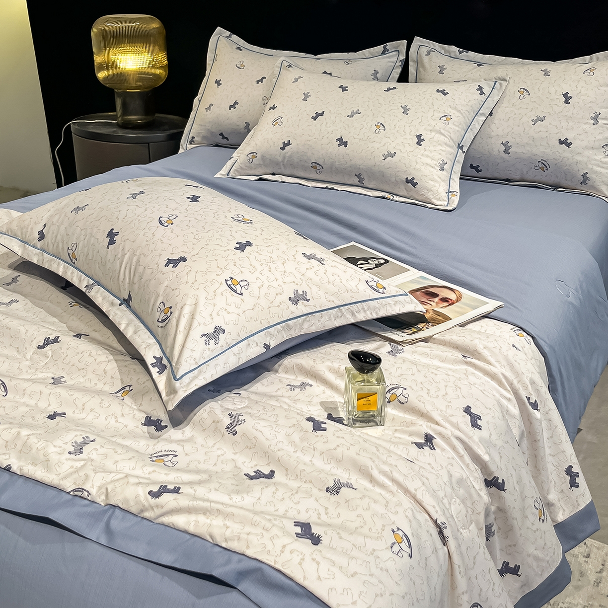 91家纺网 家纺一手货源 找家纺 金梦拉家纺 2026新款凉感天丝竹节纱大宽边一字绣夏被空调被夏凉被四件套 木马蓝