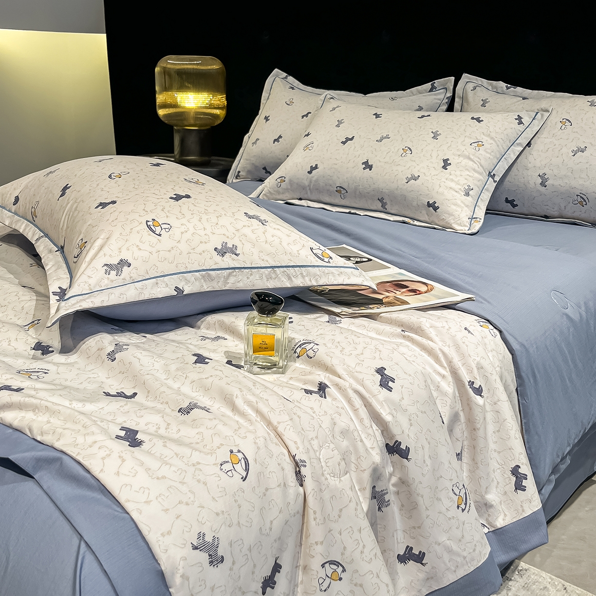 91家纺网 家纺一手货源 找家纺 金梦拉家纺 2026新款凉感天丝竹节纱大宽边一字绣夏被空调被夏凉被四件套 木马蓝