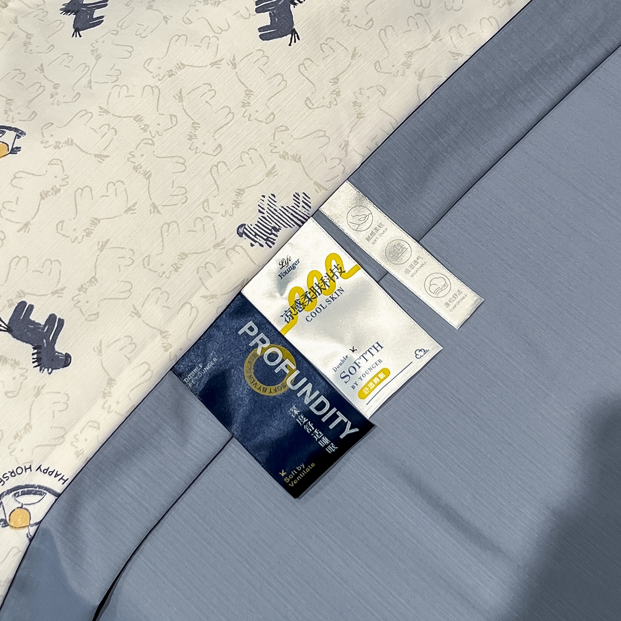 91家纺网 家纺一手货源 找家纺 金梦拉家纺 2026新款凉感天丝竹节纱大宽边一字绣夏被空调被夏凉被四件套 木马蓝