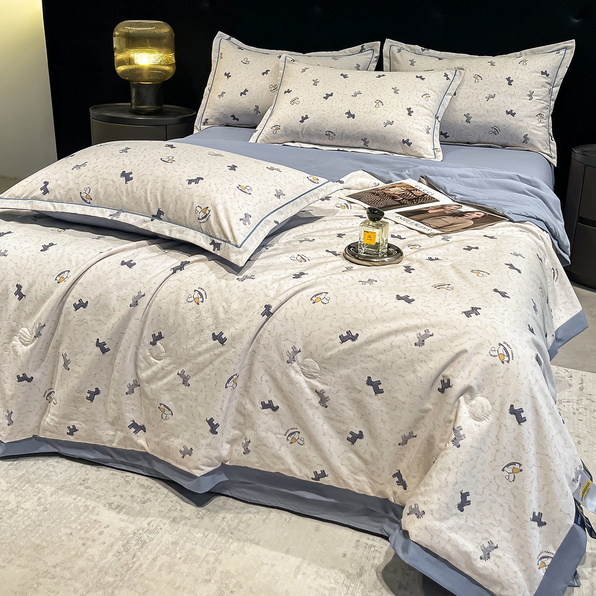 91家纺网 家纺一手货源 找家纺 金梦拉家纺 2026新款凉感天丝竹节纱大宽边一字绣夏被空调被夏凉被四件套 木马蓝