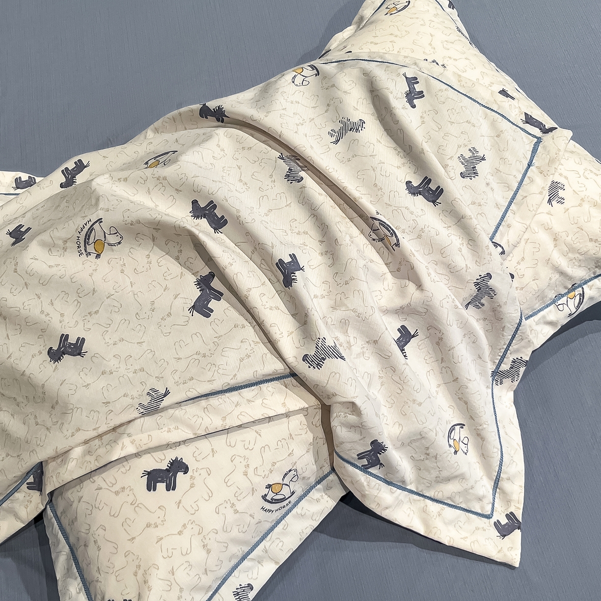 91家纺网 家纺一手货源 找家纺 金梦拉家纺 2026新款凉感天丝竹节纱大宽边一字绣夏被空调被夏凉被四件套 木马蓝