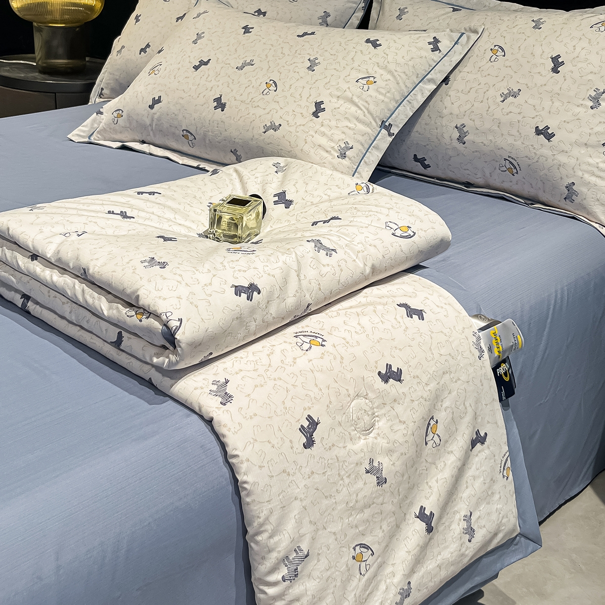 91家纺网 家纺一手货源 找家纺 金梦拉家纺 2026新款凉感天丝竹节纱大宽边一字绣夏被空调被夏凉被四件套 木马蓝