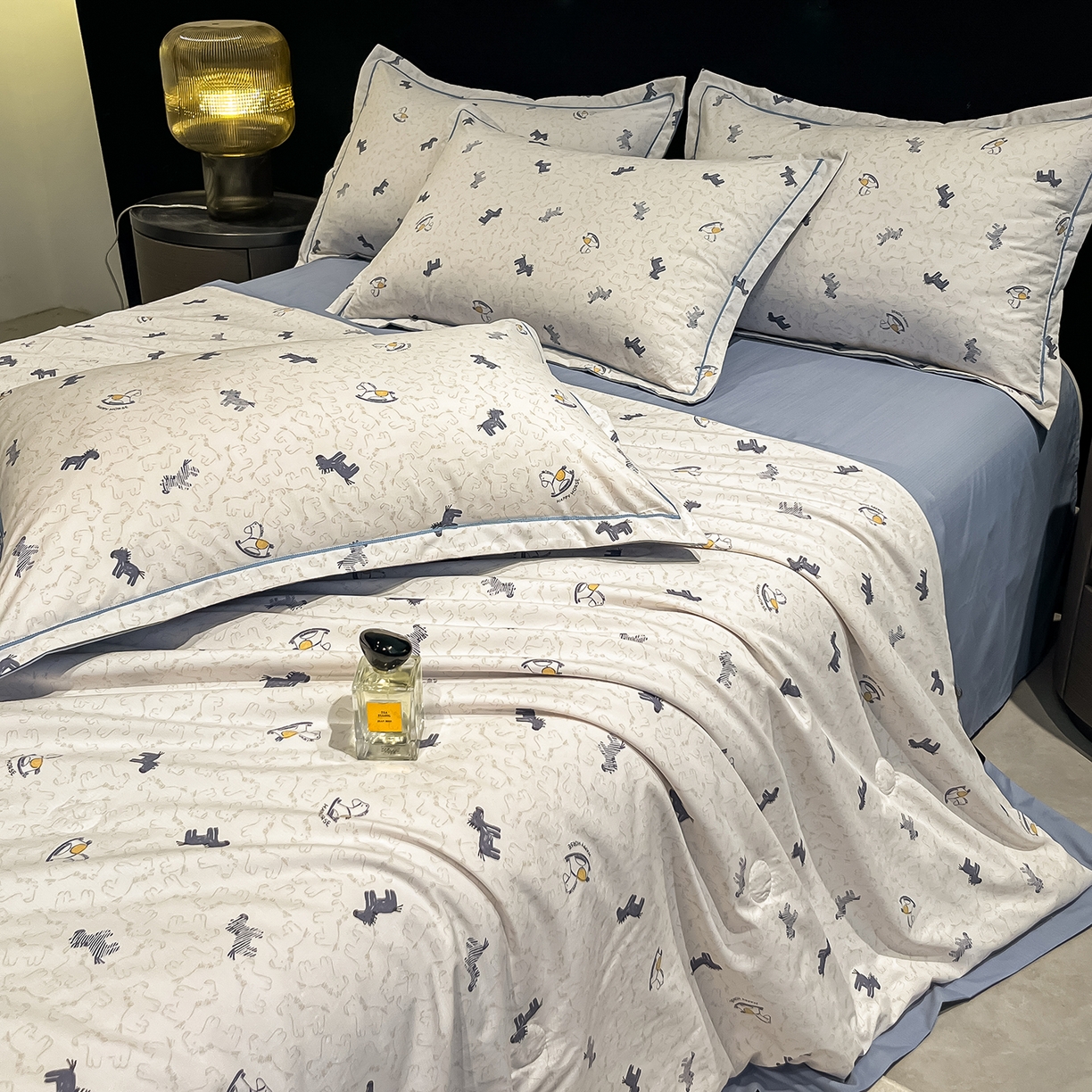 91家纺网 家纺一手货源 找家纺 金梦拉家纺 2026新款凉感天丝竹节纱大宽边一字绣夏被空调被夏凉被四件套 木马蓝