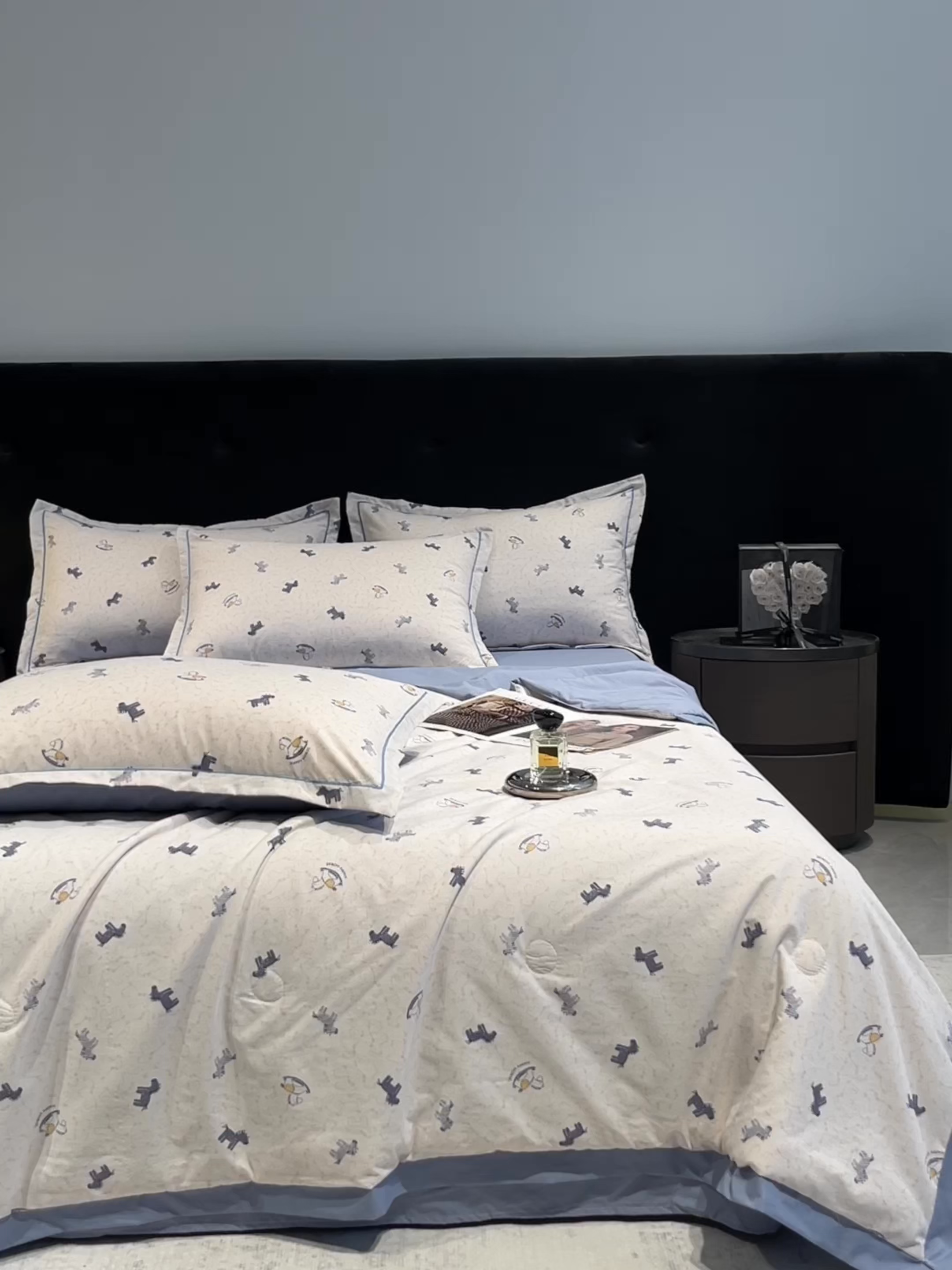 91家纺网 家纺一手货源 找家纺 金梦拉家纺 2026新款凉感天丝竹节纱大宽边一字绣夏被空调被夏凉被四件套 木马蓝