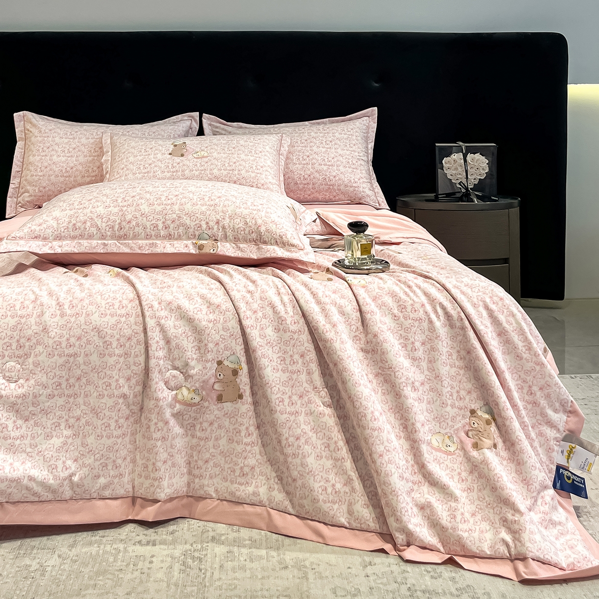 91家纺网 家纺一手货源 找家纺 金梦拉家纺 2026新款凉感天丝竹节纱大宽边一字绣夏被空调被夏凉被四件套 茜茜公主