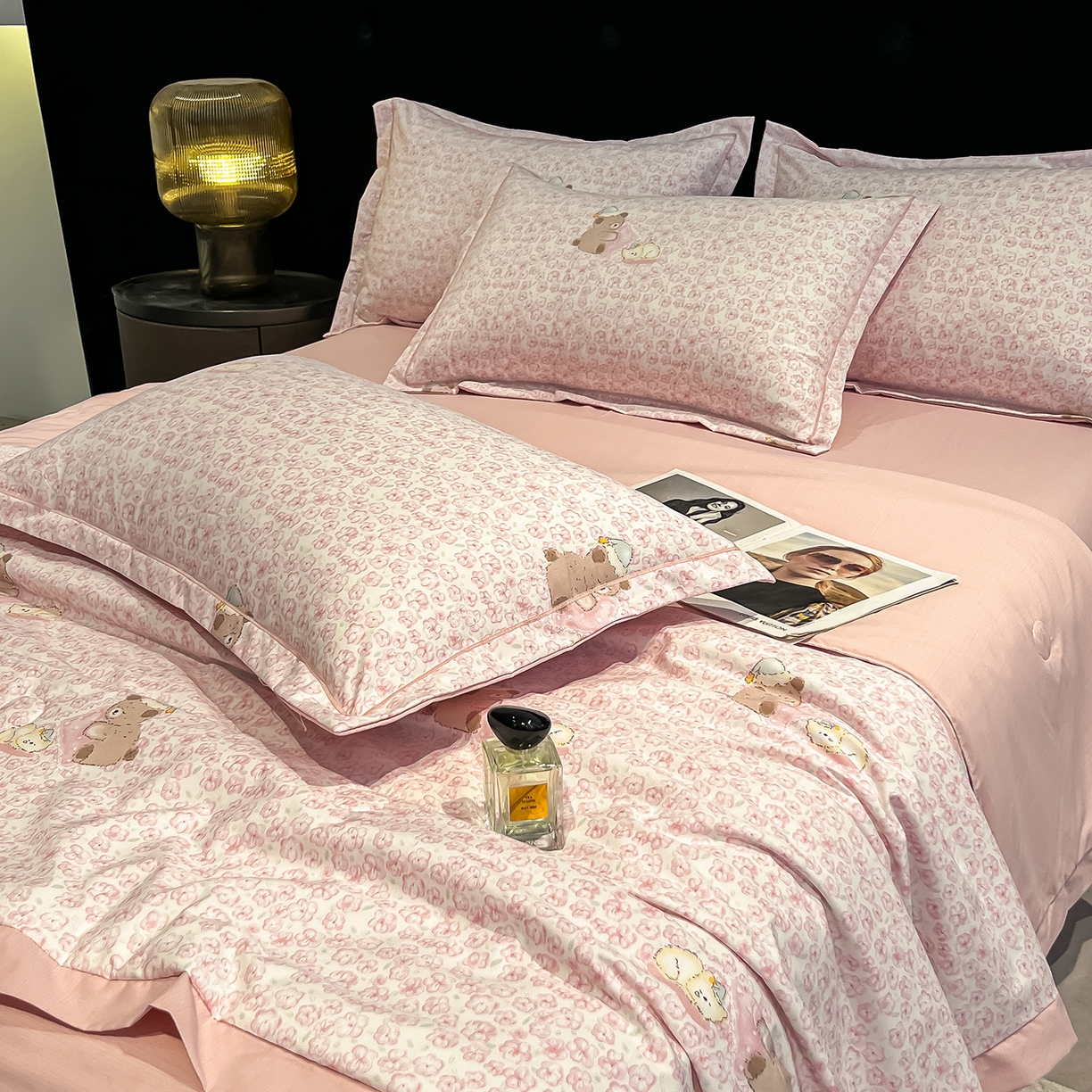 91家纺网 家纺一手货源 找家纺 金梦拉家纺 2026新款凉感天丝竹节纱大宽边一字绣夏被空调被夏凉被四件套 茜茜公主