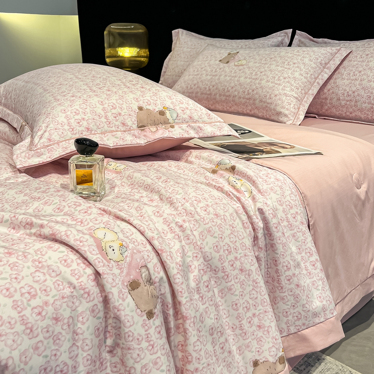 91家纺网 家纺一手货源 找家纺 金梦拉家纺 2026新款凉感天丝竹节纱大宽边一字绣夏被空调被夏凉被四件套 茜茜公主