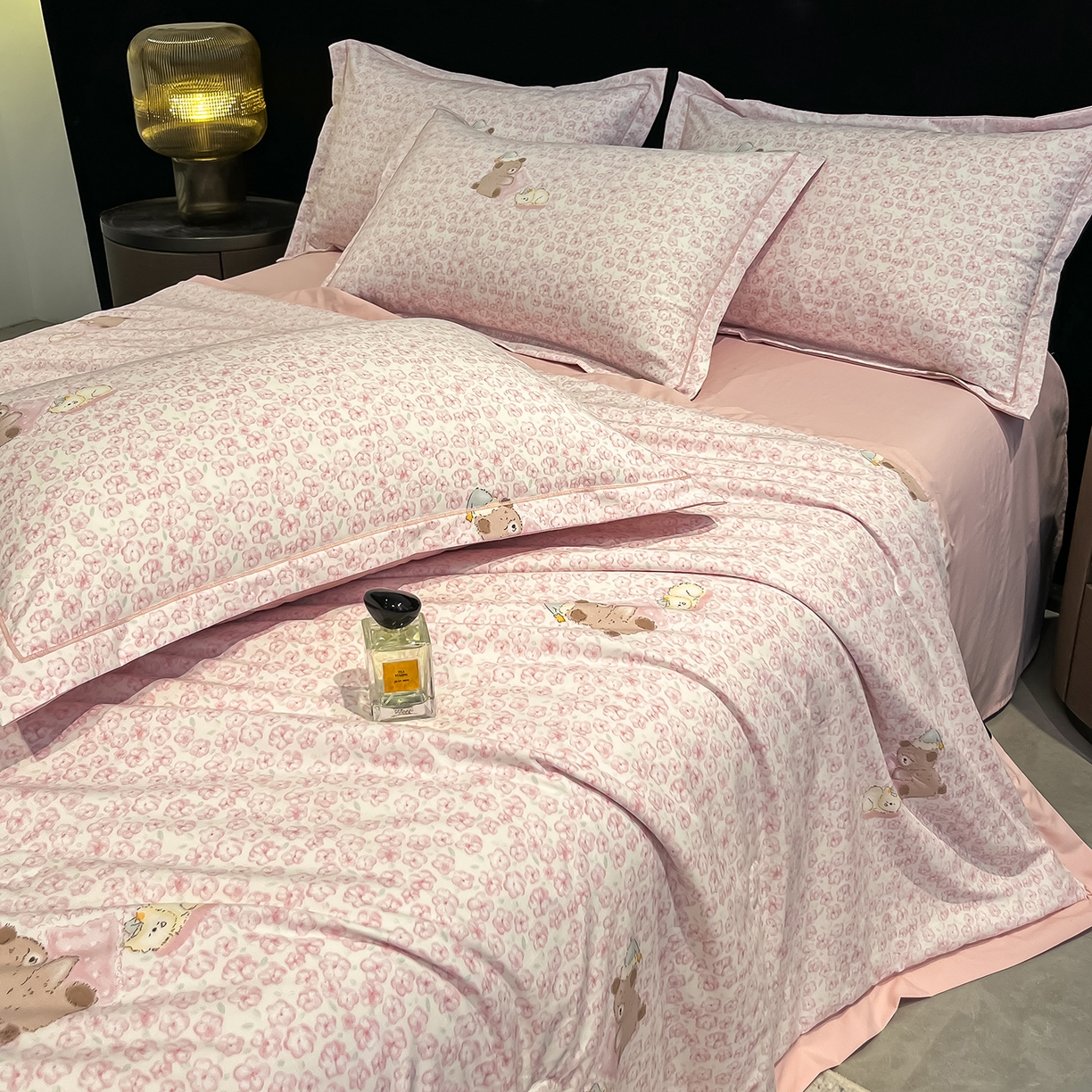 91家纺网 家纺一手货源 找家纺 金梦拉家纺 2026新款凉感天丝竹节纱大宽边一字绣夏被空调被夏凉被四件套 茜茜公主