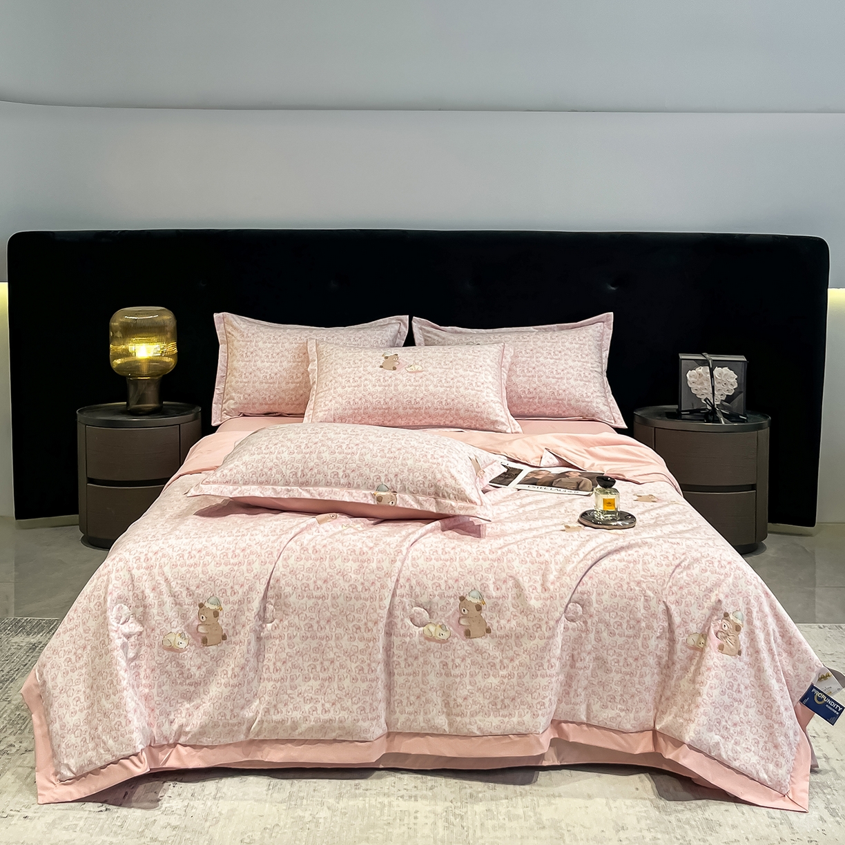 91家纺网 家纺一手货源 找家纺 金梦拉家纺 2026新款凉感天丝竹节纱大宽边一字绣夏被空调被夏凉被四件套 茜茜公主