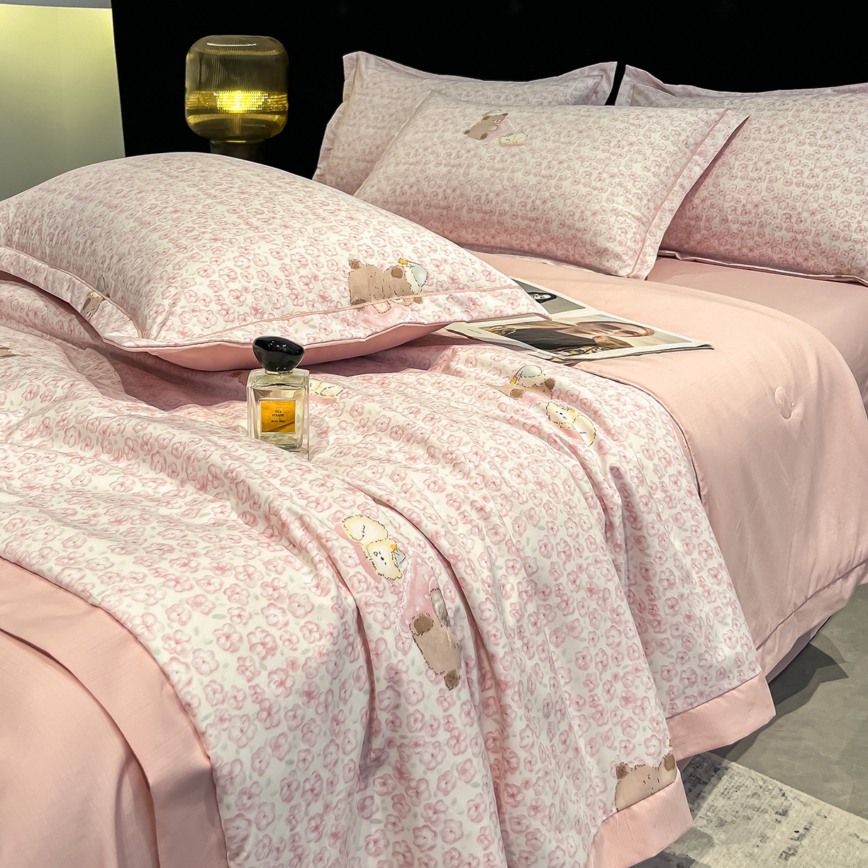 91家纺网 家纺一手货源 找家纺 金梦拉家纺 2026新款凉感天丝竹节纱大宽边一字绣夏被空调被夏凉被四件套 茜茜公主