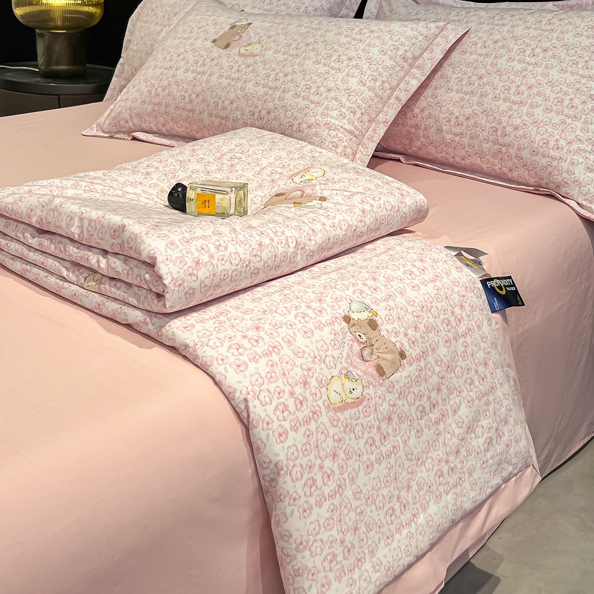 91家纺网 家纺一手货源 找家纺 金梦拉家纺 2026新款凉感天丝竹节纱大宽边一字绣夏被空调被夏凉被四件套 茜茜公主