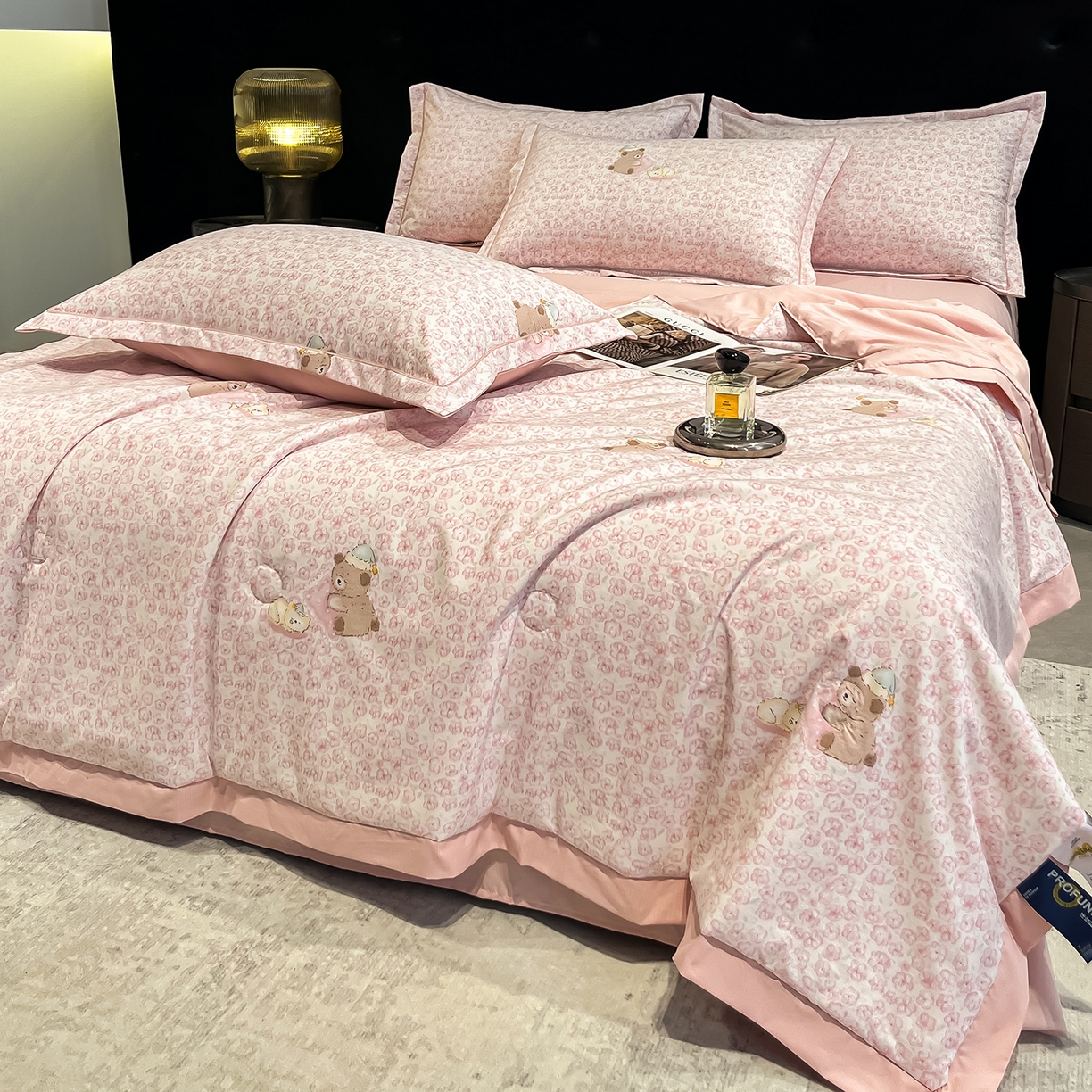 91家纺网 家纺一手货源 找家纺 金梦拉家纺 2026新款凉感天丝竹节纱大宽边一字绣夏被空调被夏凉被四件套 茜茜公主