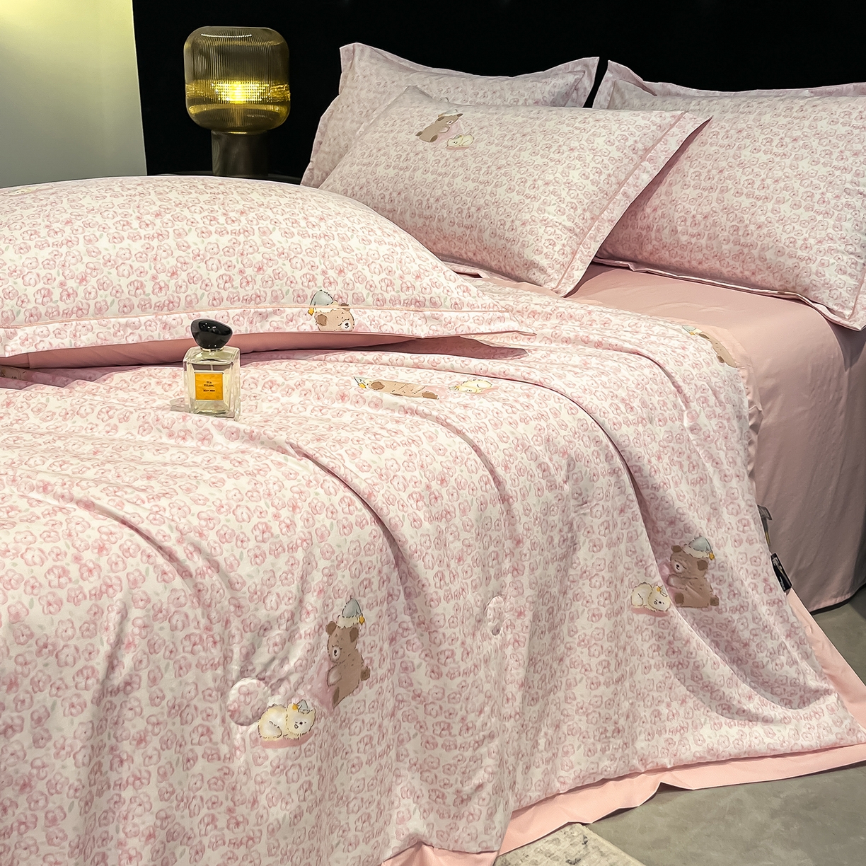 91家纺网 家纺一手货源 找家纺 金梦拉家纺 2026新款凉感天丝竹节纱大宽边一字绣夏被空调被夏凉被四件套 茜茜公主