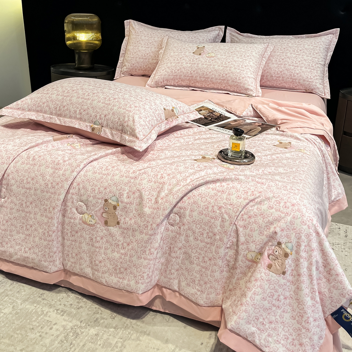 91家纺网 家纺一手货源 找家纺 金梦拉家纺 2026新款凉感天丝竹节纱大宽边一字绣夏被空调被夏凉被四件套 茜茜公主