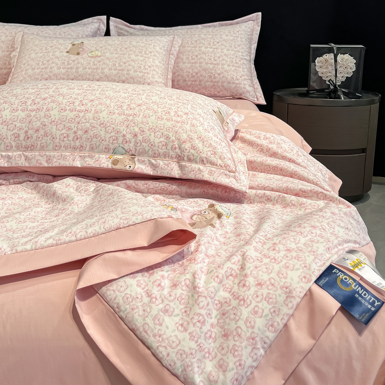 91家纺网 家纺一手货源 找家纺 金梦拉家纺 2026新款凉感天丝竹节纱大宽边一字绣夏被空调被夏凉被四件套 茜茜公主