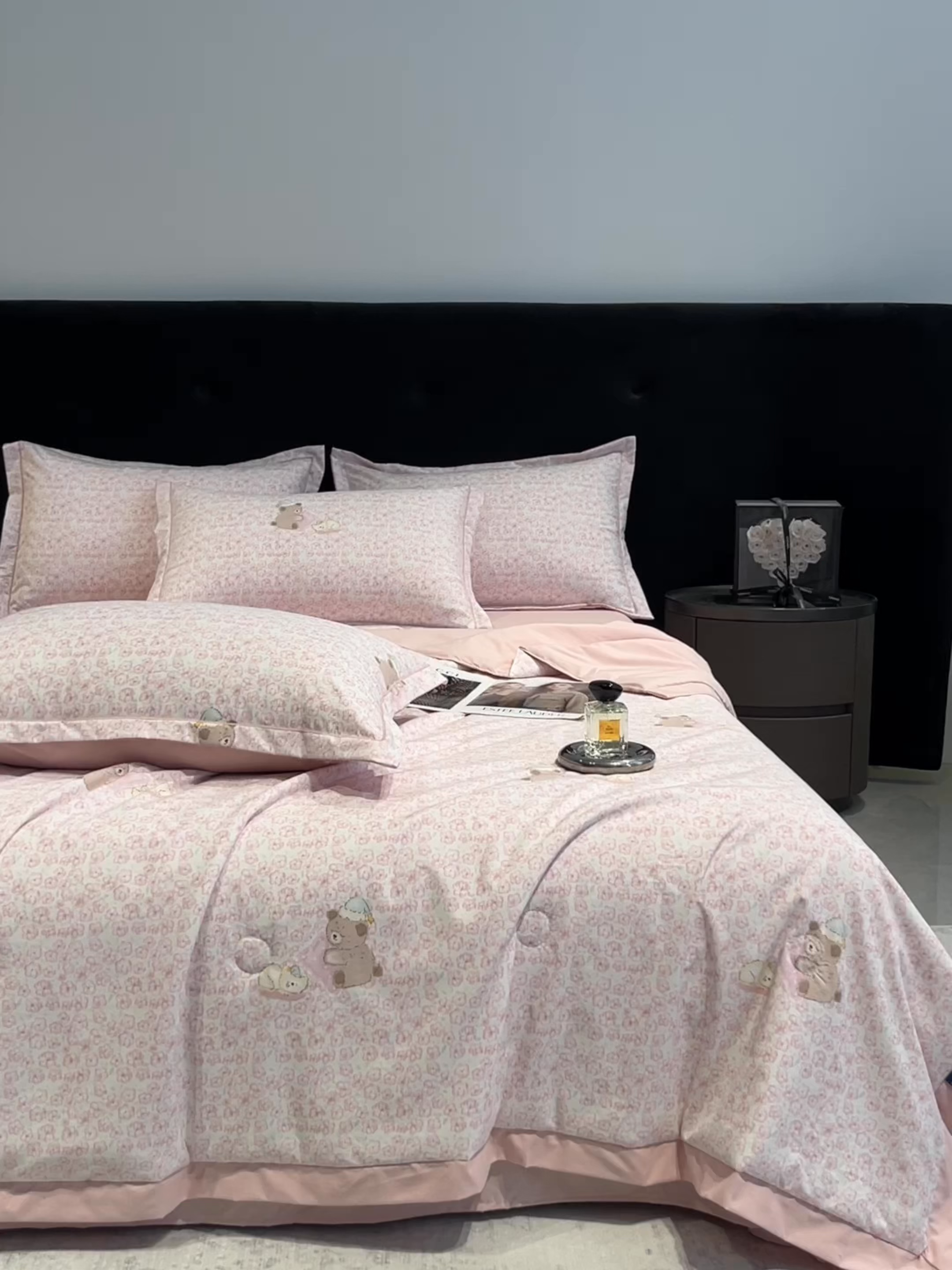 91家纺网 家纺一手货源 找家纺 金梦拉家纺 2026新款凉感天丝竹节纱大宽边一字绣夏被空调被夏凉被四件套 茜茜公主