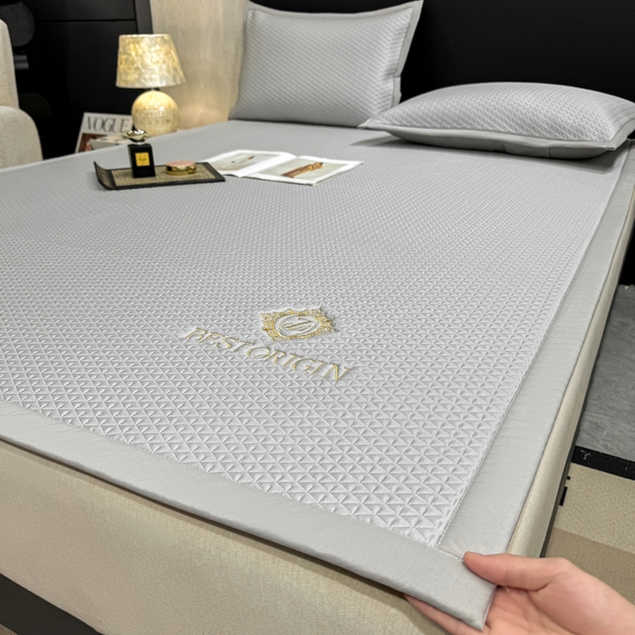 91家纺网 家纺一手货源 找家纺 耐思家纺 2026新款A类复合三明治PE凉感刺绣轻奢简约-凉席款 简约-烟灰-凉席