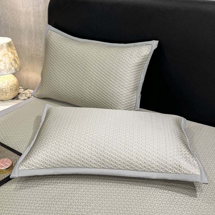 91家纺网 家纺一手货源 找家纺 耐思家纺 2026新款A类复合三明治PE凉感刺绣轻奢简约-凉席款 简约-卡其-凉席