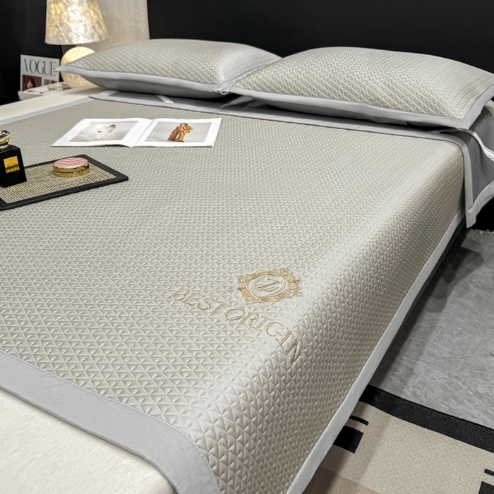 91家纺网 家纺一手货源 找家纺 耐思家纺 2026新款A类复合三明治PE凉感刺绣轻奢简约-凉席款 简约-卡其-凉席