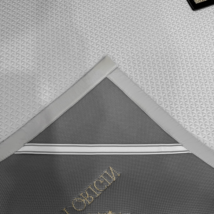 91家纺网 家纺一手货源 找家纺 耐思家纺 2026新款A类复合三明治PE凉感刺绣轻奢简约-凉席款 简约-烟灰-凉席