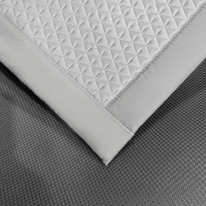 91家纺网 家纺一手货源 找家纺 耐思家纺 2026新款A类复合三明治PE凉感刺绣轻奢简约-凉席款 简约-烟灰-凉席