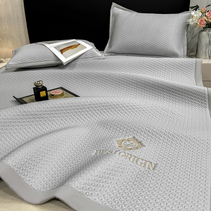 91家纺网 家纺一手货源 找家纺 耐思家纺 2026新款A类复合三明治PE凉感刺绣轻奢简约-凉席款 简约-烟灰-凉席