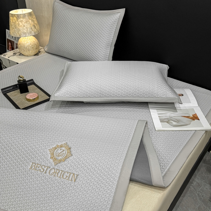 91家纺网 家纺一手货源 找家纺 耐思家纺 2026新款A类复合三明治PE凉感刺绣轻奢简约-凉席款 简约-烟灰-凉席