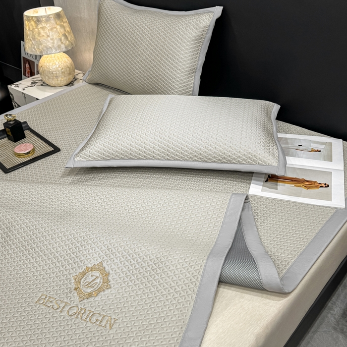 91家纺网 家纺一手货源 找家纺 耐思家纺 2026新款A类复合三明治PE凉感刺绣轻奢简约-凉席款 简约-卡其-凉席