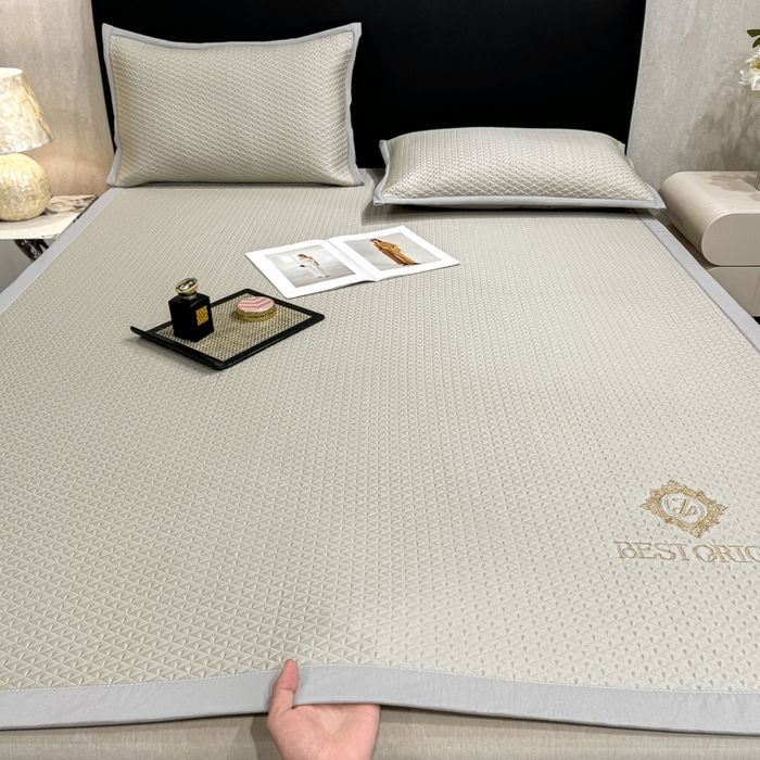 91家纺网 家纺一手货源 找家纺 耐思家纺 2026新款A类复合三明治PE凉感刺绣轻奢简约-凉席款 简约-卡其-凉席