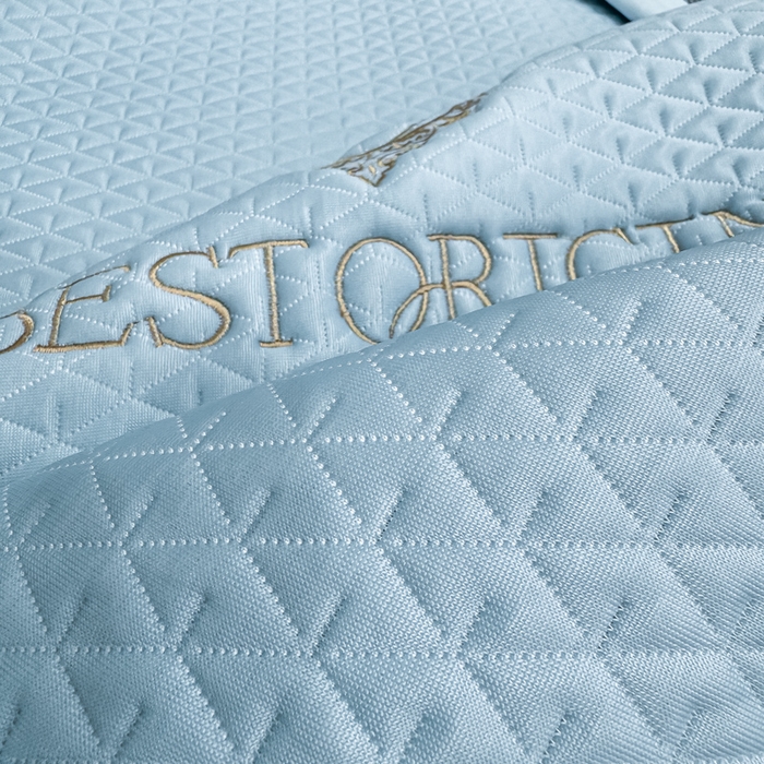 91家纺网 家纺一手货源 找家纺 耐思家纺 2026新款A类复合三明治PE凉感刺绣轻奢简约-凉席款 简约-天兰-凉席