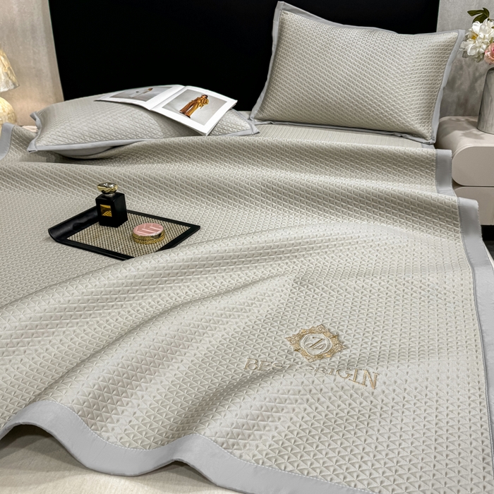 91家纺网 家纺一手货源 找家纺 耐思家纺 2026新款A类复合三明治PE凉感刺绣轻奢简约-凉席款 简约-卡其-凉席