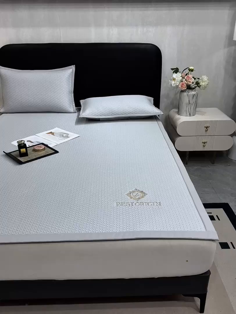 91家纺网 家纺一手货源 找家纺 耐思家纺 2026新款A类复合三明治PE凉感刺绣轻奢简约-凉席款 简约-烟灰-凉席