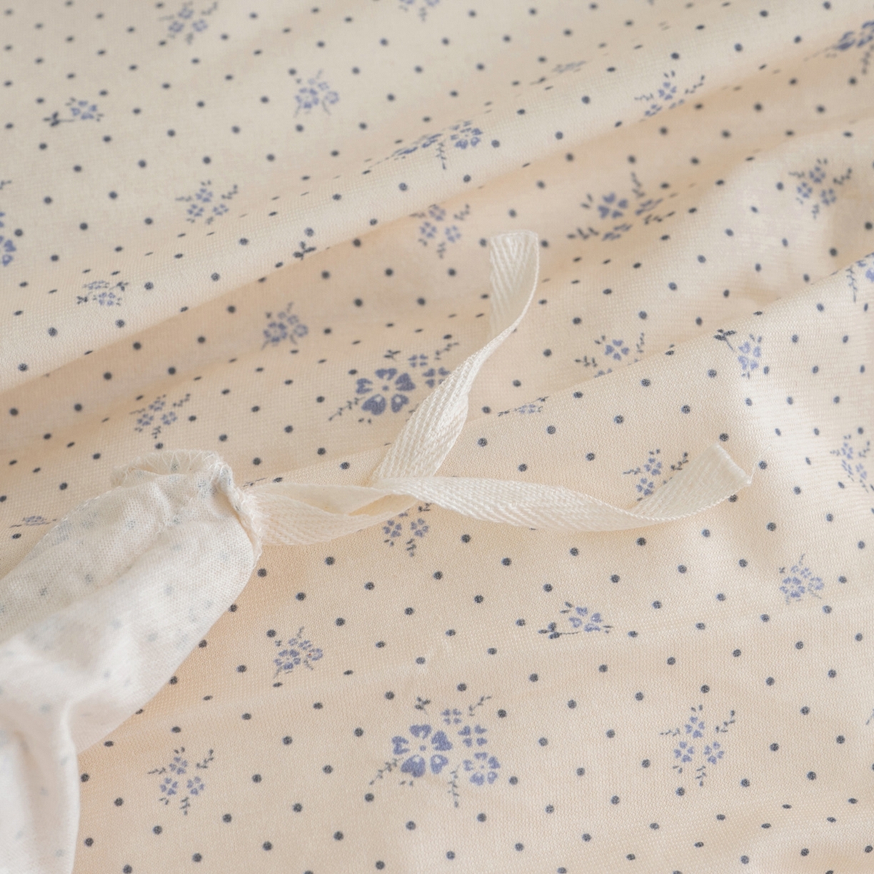 91家纺网 家纺一手货源 找家纺 梦可莱家居 2026春夏新款全棉纯棉针织棉印花小清新可爱Ins风四件套 波点蓝花