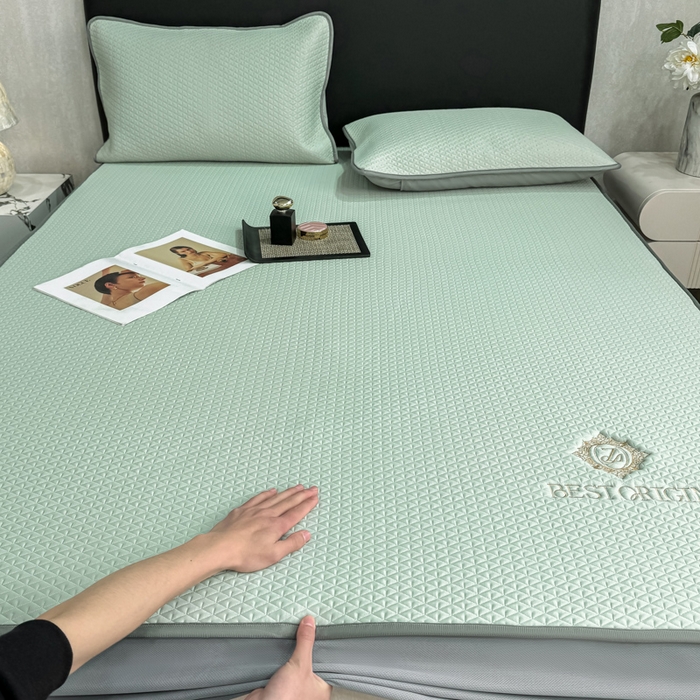 91家纺网 家纺一手货源 找家纺 耐思家纺 2026新款A类复合三明治PE凉感刺绣轻奢简约-床笠款 简约-湖绿-床笠