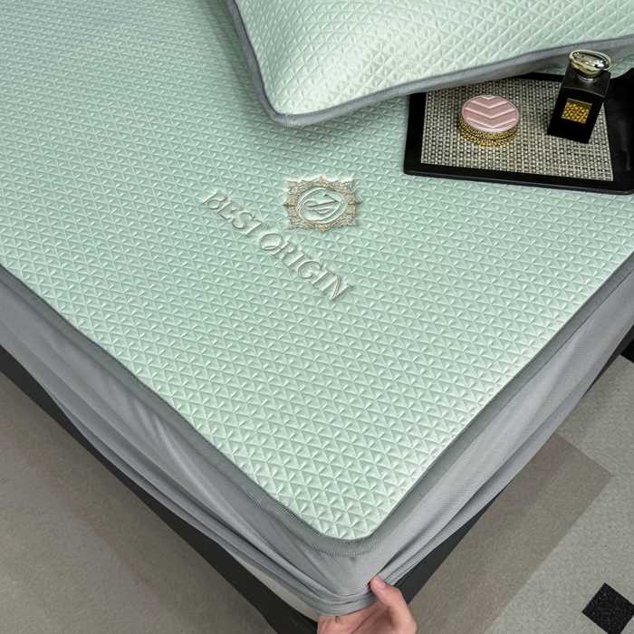 91家纺网 家纺一手货源 找家纺 耐思家纺 2026新款A类复合三明治PE凉感刺绣轻奢简约-床笠款 简约-湖绿-床笠