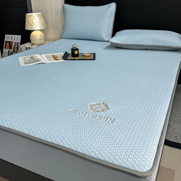 91家纺网 家纺一手货源 找家纺 耐思家纺 2026新款A类复合三明治PE凉感刺绣轻奢简约-床笠款 简约-天兰-床笠