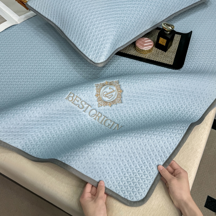 91家纺网 家纺一手货源 找家纺 耐思家纺 2026新款A类复合三明治PE凉感刺绣轻奢简约-床笠款 简约-天兰-床笠