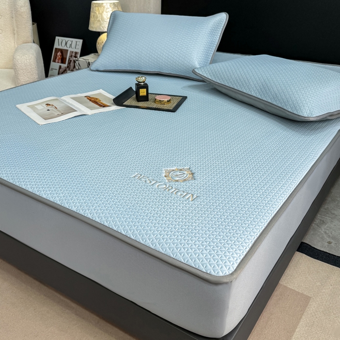 91家纺网 家纺一手货源 找家纺 耐思家纺 2026新款A类复合三明治PE凉感刺绣轻奢简约-床笠款 简约-天兰-床笠