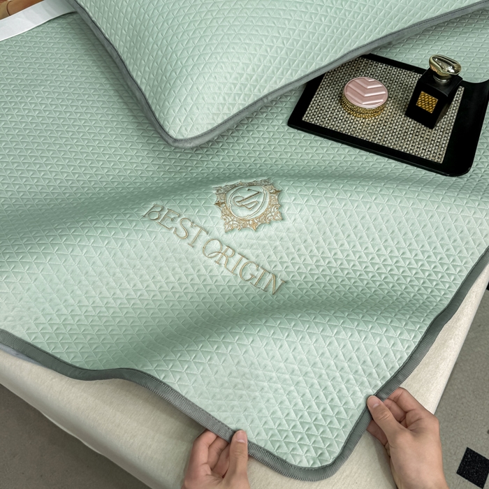 91家纺网 家纺一手货源 找家纺 耐思家纺 2026新款A类复合三明治PE凉感刺绣轻奢简约-床笠款 简约-湖绿-床笠