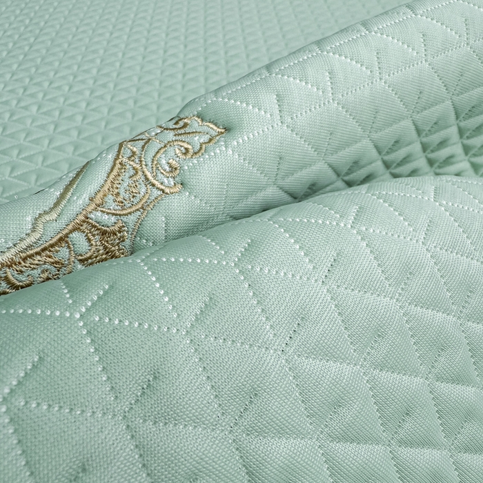 91家纺网 家纺一手货源 找家纺 耐思家纺 2026新款A类复合三明治PE凉感刺绣轻奢简约-床笠款 简约-湖绿-床笠