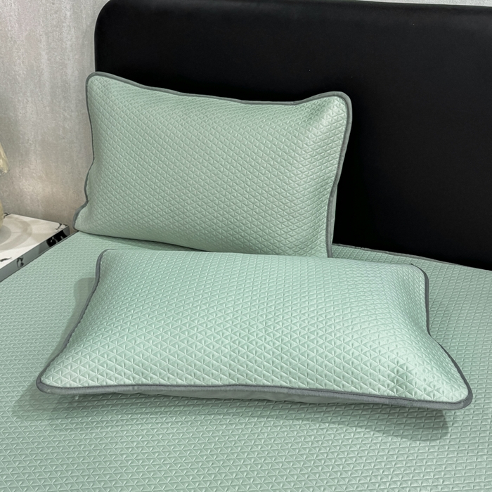 91家纺网 家纺一手货源 找家纺 耐思家纺 2026新款A类复合三明治PE凉感刺绣轻奢简约-床笠款 简约-湖绿-床笠