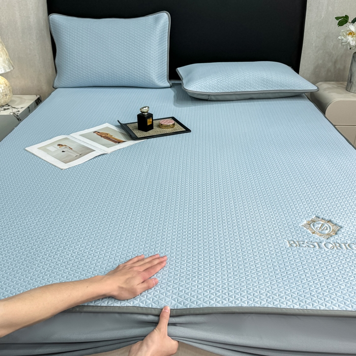 91家纺网 家纺一手货源 找家纺 耐思家纺 2026新款A类复合三明治PE凉感刺绣轻奢简约-床笠款 简约-天兰-床笠