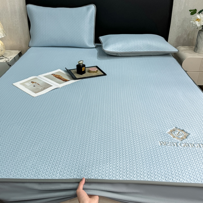 91家纺网 家纺一手货源 找家纺 耐思家纺 2026新款A类复合三明治PE凉感刺绣轻奢简约-床笠款 简约-天兰-床笠