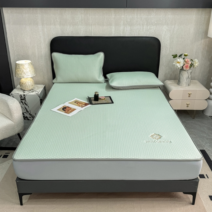 91家纺网 家纺一手货源 找家纺 耐思家纺 2026新款A类复合三明治PE凉感刺绣轻奢简约-床笠款 简约-湖绿-床笠